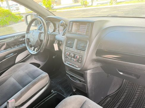 Used 2017 Dodge Grand Caravan SE FWD image 11