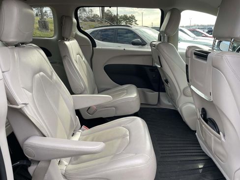 Used 2017 Chrysler Pacifica Touring-L Plus image 13