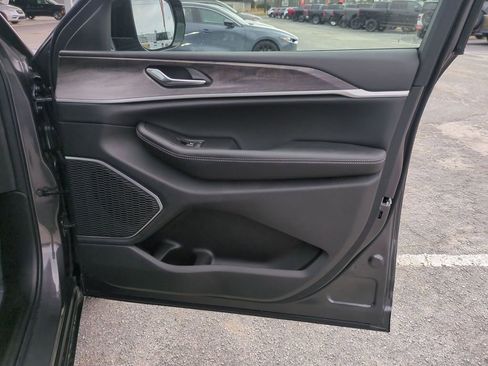 New 2026 Jeep Grand Cherokee L Limited w/ Luxury Tech Group II image 32