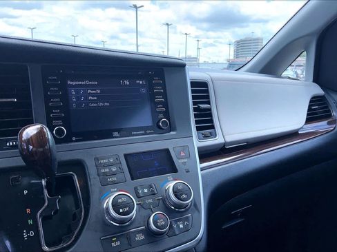Used 2018 Toyota Sienna Limited FWD image 35