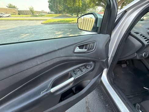 Used 2019 Ford Escape SE FWD image 17