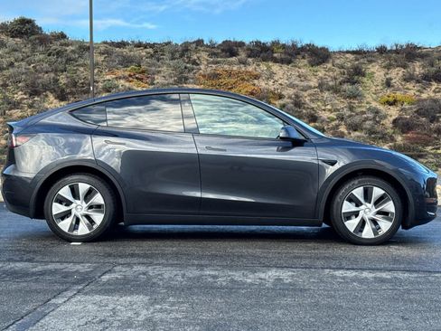 Used 2024 Tesla Model Y 2WD image 6