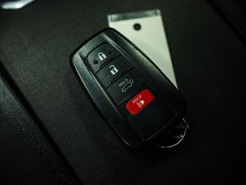 Used 2023 Toyota Highlander XLE FWD image 21