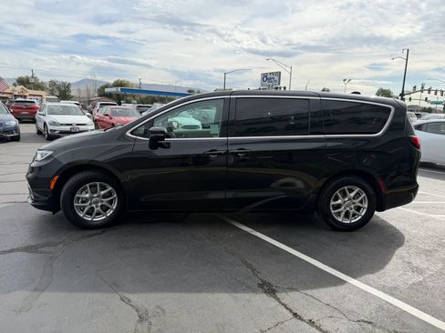 Used 2023 Chrysler Pacifica Touring-L FWD image 4
