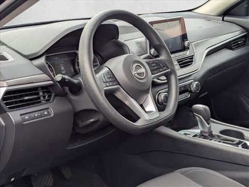 Used 2025 Nissan Altima 2.5 SV image 9