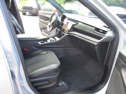 Used 2026 Jeep Grand Cherokee Altitude AWD/4WD image 15