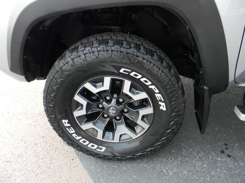 Used 2021 Toyota Tacoma TRD Off-Road AWD/4WD image 12