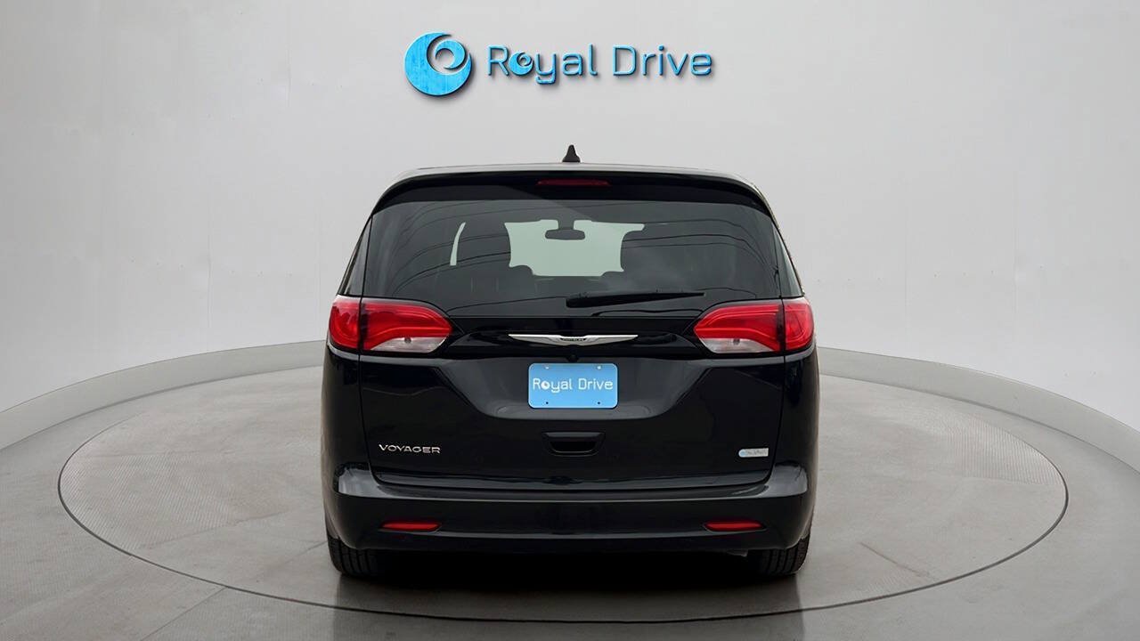 Used 2022 Chrysler Voyager LX FWD image 5