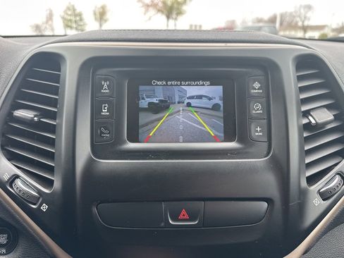 Used 2017 Jeep Cherokee Latitude w/ Comfort/Convenience Group image 68