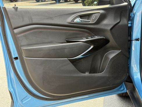 Used 2025 Chevrolet Trax RS w/ Sunroof Package FWD image 16