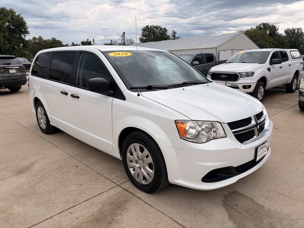 Used 2020 Dodge Grand Caravan SE w/ Rear Park Assist Package FWD image 3