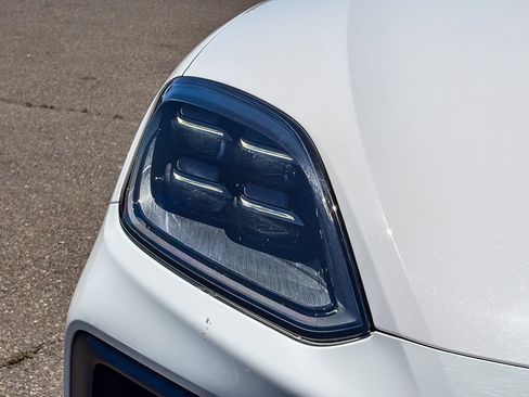 Used 2024 Porsche Cayenne AWD/4WD image 7