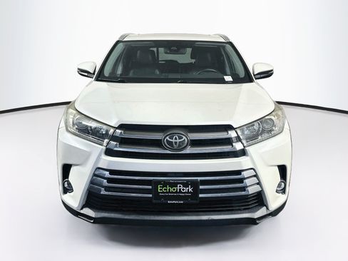 Used 2019 Toyota Highlander Limited FWD image 2