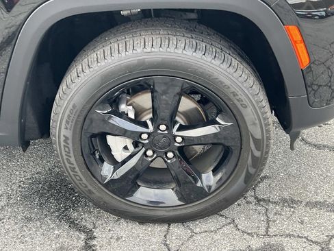 Used 2025 Jeep Grand Cherokee Limited w/ Luxury Tech Group II image 12