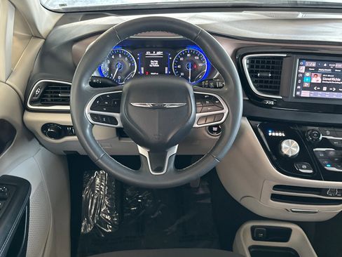 Used 2023 Chrysler Voyager LX image 11