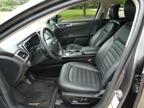 Used 2018 Ford Fusion SE w/ Fusion SE Technology Package FWD image 9
