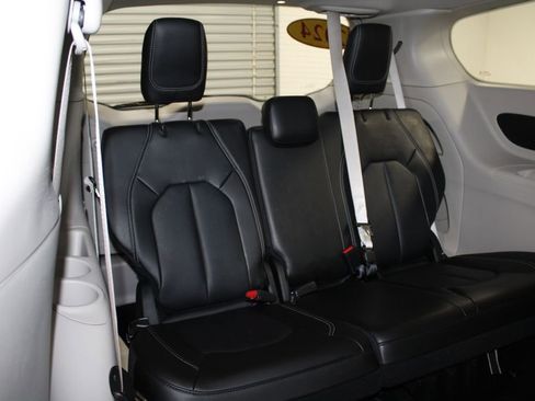 Used 2024 Chrysler Pacifica Touring-L image 33