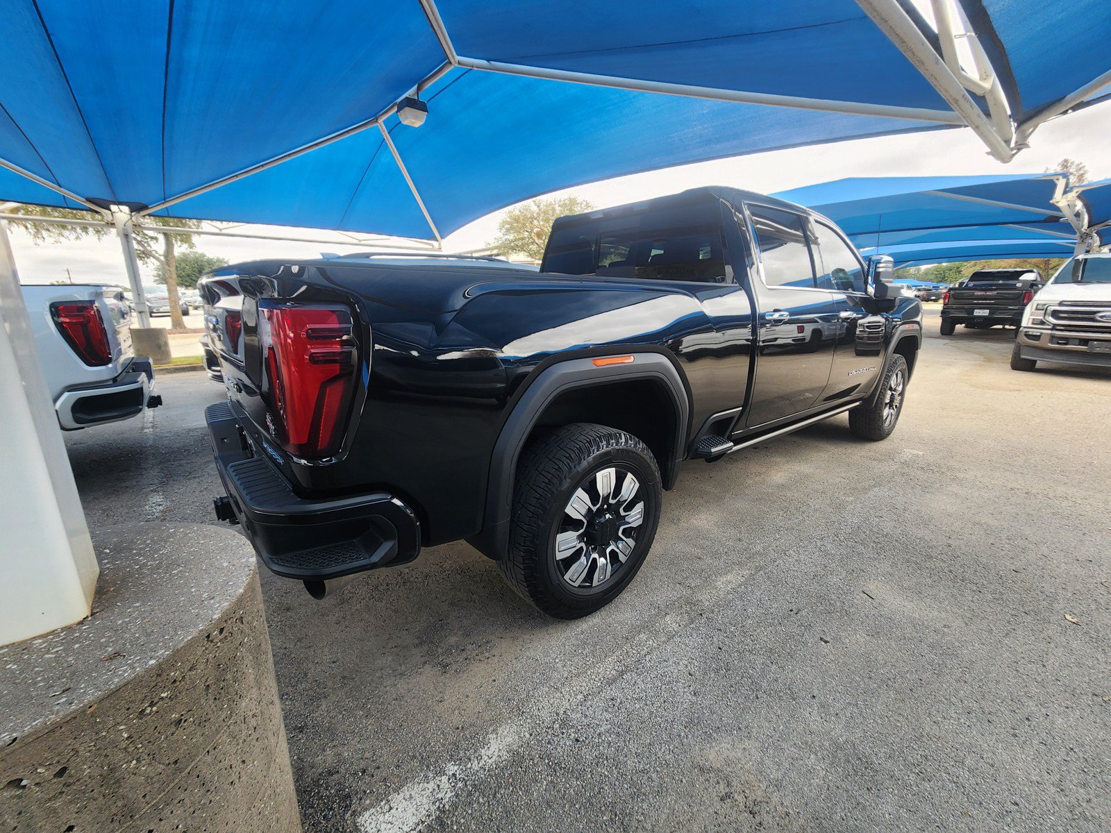 Used 2024 GMC Sierra 3500 Denali w/ Denali Reserve Package AWD/4WD image 4