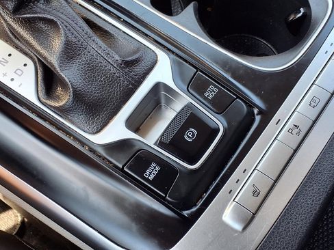 Used 2023 Kia Carnival LX FWD image 21