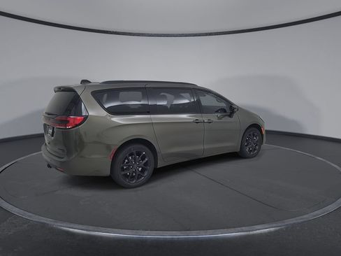 New 2027 Chrysler Pacifica Limited w/ Family Tech Group AWD/4WD image 15