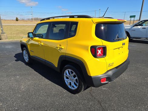 Used 2016 Jeep Renegade Latitude w/ Cold Weather Group image 3