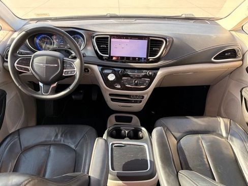 Used 2022 Chrysler Pacifica Touring-L FWD image 13