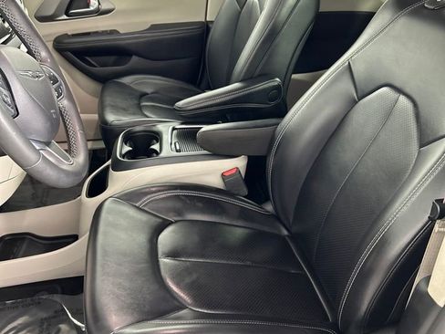 Used 2023 Chrysler Pacifica Touring-L FWD image 12