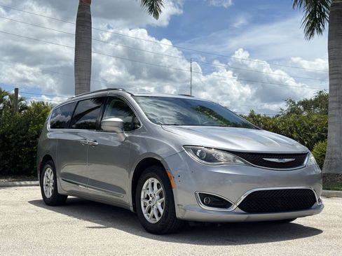Used 2020 Chrysler Pacifica Touring-L FWD image 3