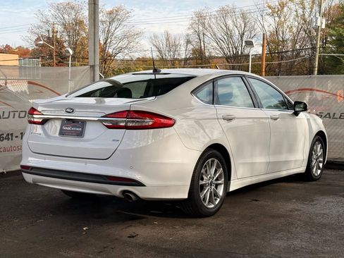 Used 2017 Ford Fusion SE w/ Fusion SE Technology Package image 9
