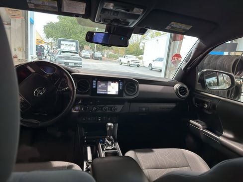 Used 2018 Toyota Tacoma TRD Off-Road w/ Technology Package image 14