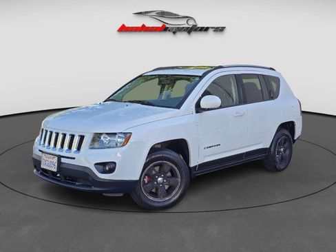 Used 2017 Jeep Compass Latitude FWD image 3