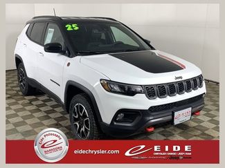 Used 2025 Jeep Compass Trailhawk video 1