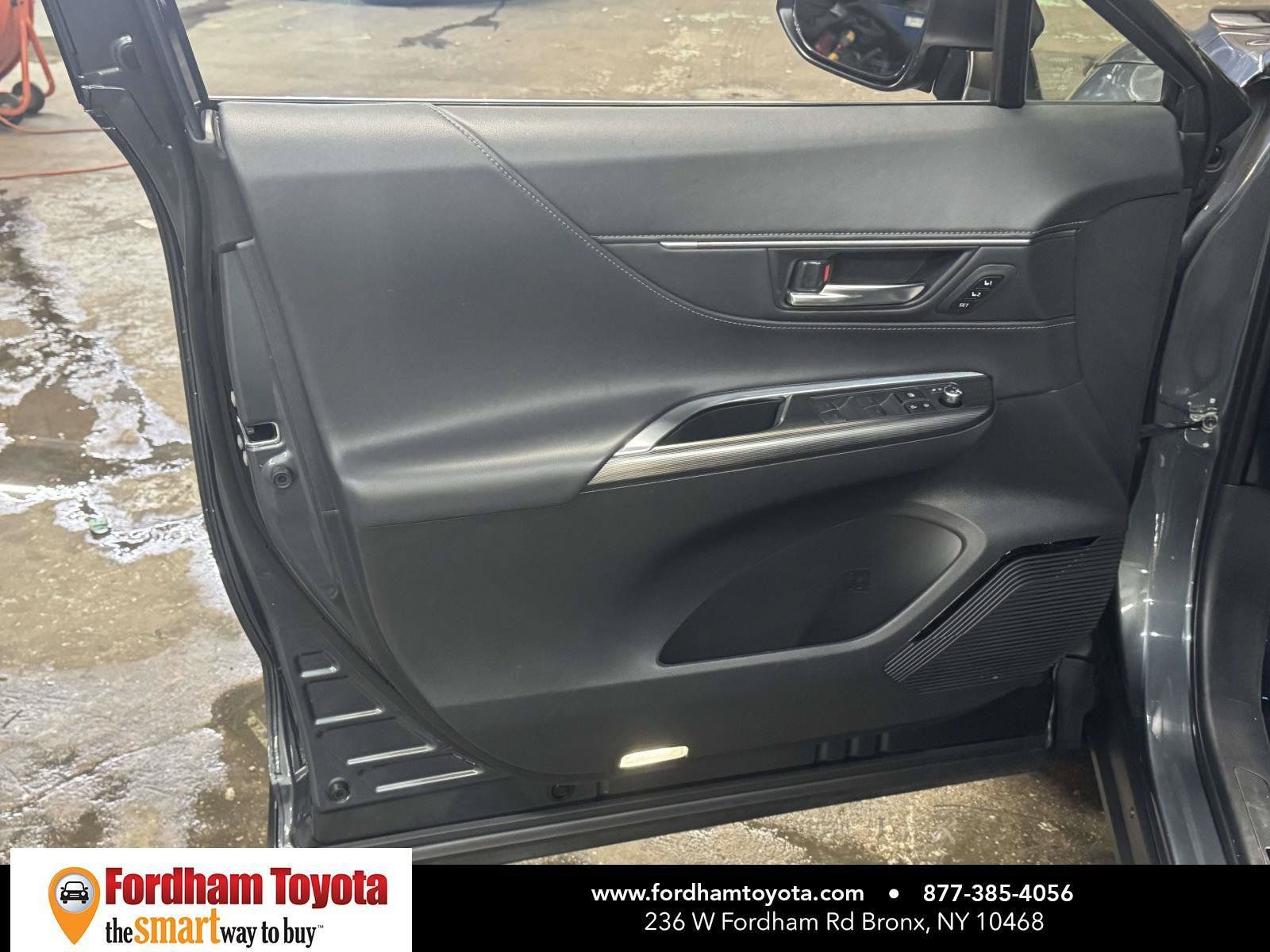 Used 2023 Toyota Venza XLE AWD/4WD image 15