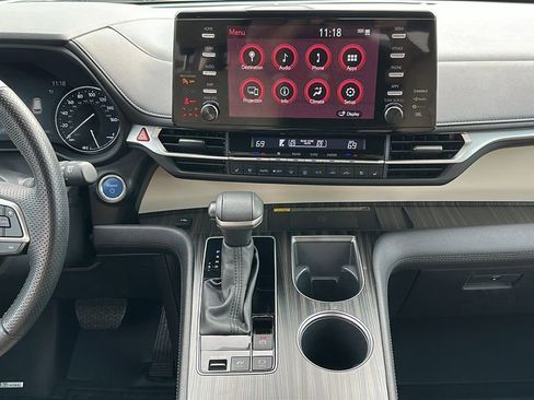 Used 2024 Toyota Sienna Limited image 11