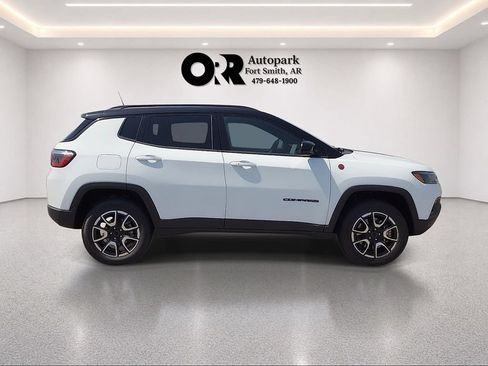 Used 2025 Jeep Compass Trailhawk AWD/4WD image 6