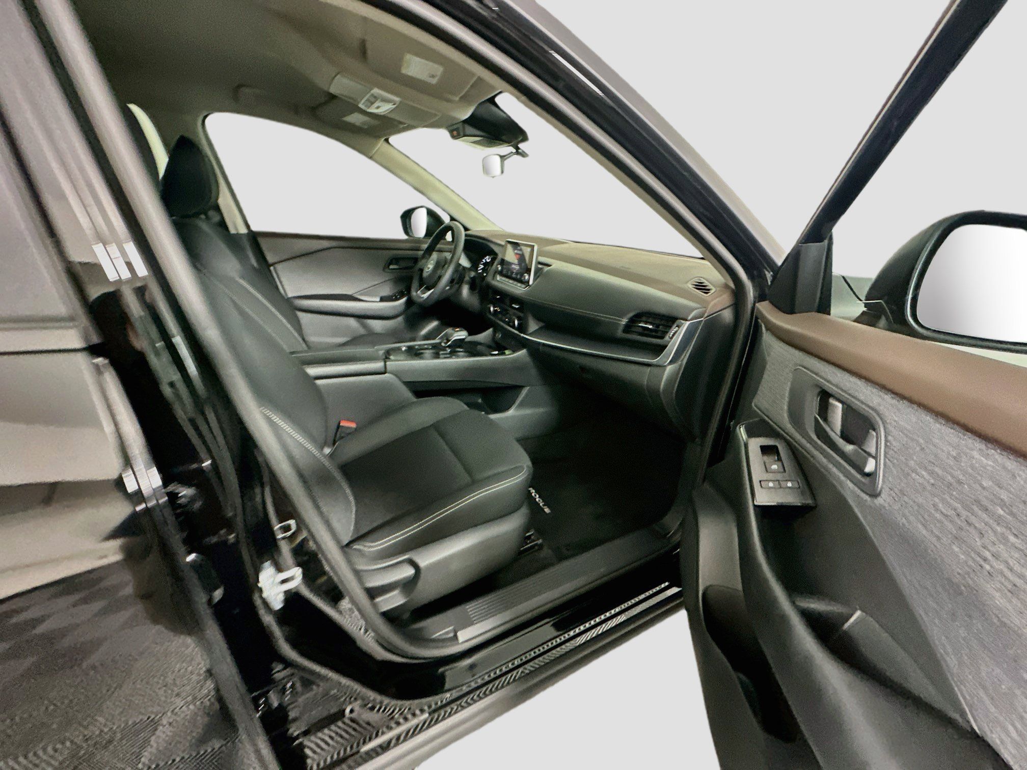 Used 2023 Nissan Rogue S FWD image 29
