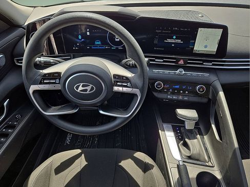 Used 2024 Hyundai Elantra SEL image 16
