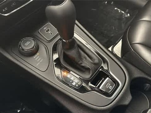 Used 2021 Jeep Cherokee Latitude Plus image 22