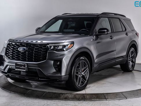 Used 2025 Ford Explorer ST-Line w/ ST-Line Street Pack image 2