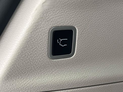 Used 2023 Chrysler Pacifica Touring-L FWD image 11