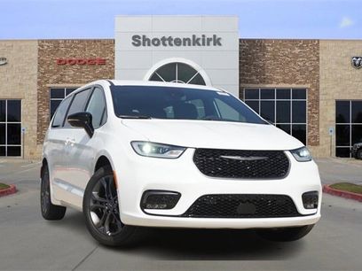 New 2026 Chrysler Pacifica Select