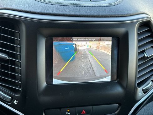 Used 2019 Jeep Cherokee Latitude Plus FWD image 27