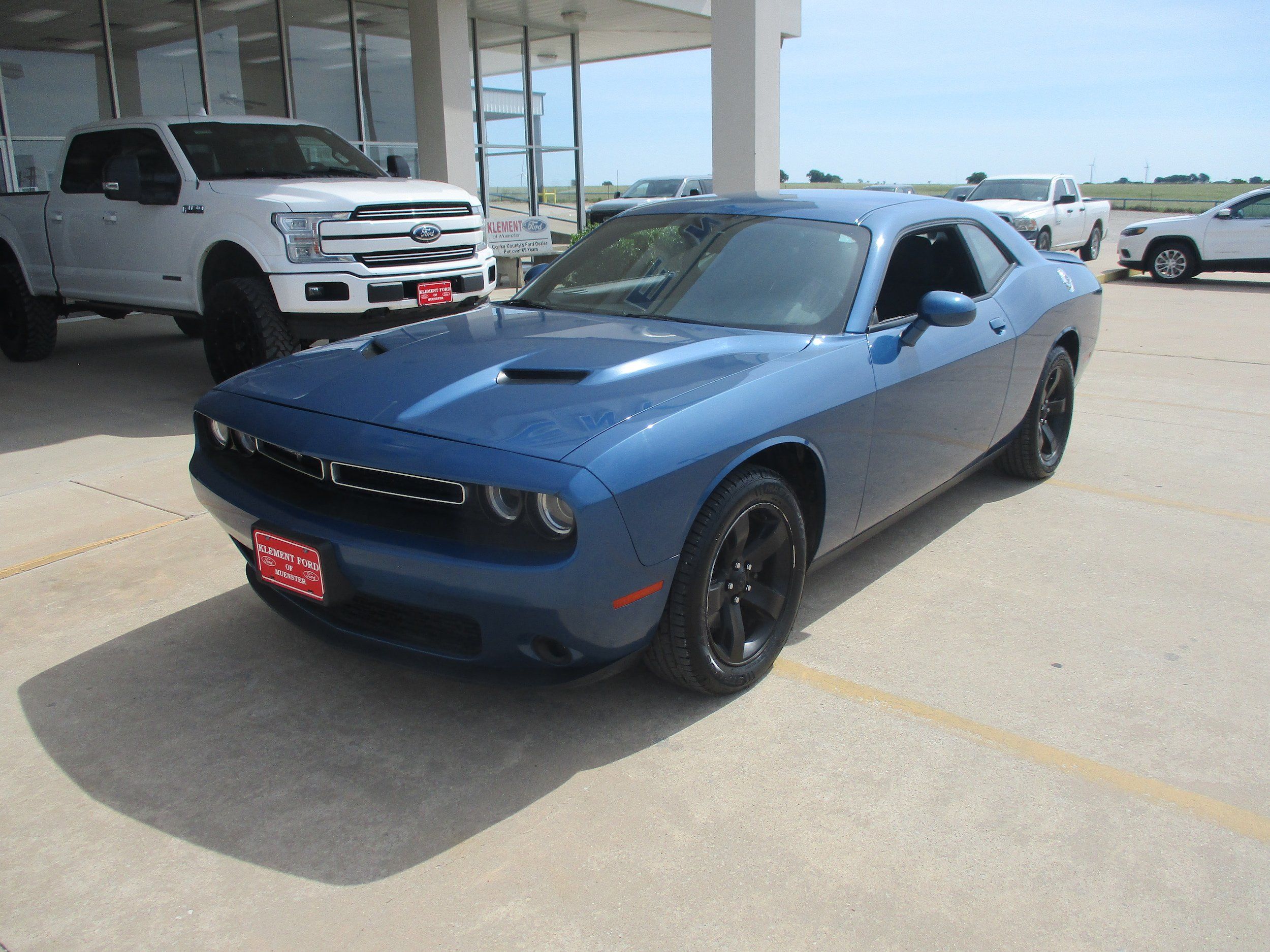 Used 2021 Dodge Challenger SXT RWD image 2