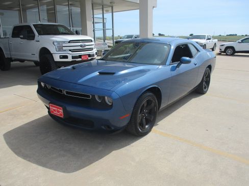 Used 2021 Dodge Challenger SXT RWD image 2