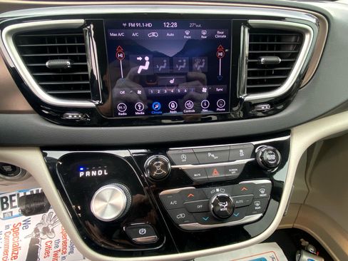 Used 2018 Chrysler Pacifica Touring-L w/ Tire & Wheel Group image 26