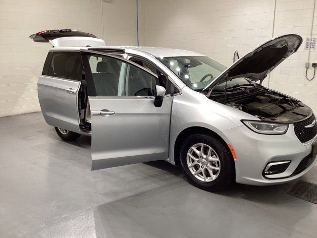 Used 2023 Chrysler Pacifica Touring-L FWD image 13