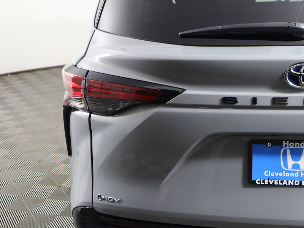 Used 2025 Toyota Sienna XSE FWD image 16