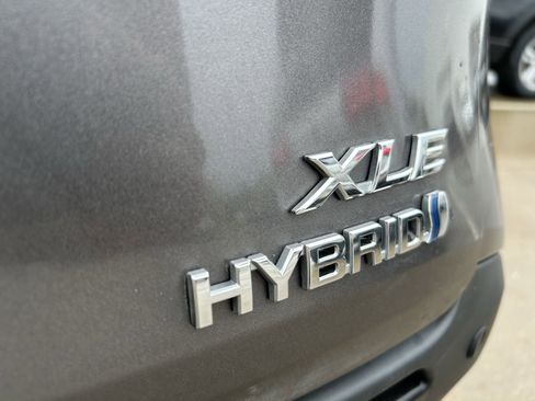 Certified 2024 Toyota Sienna XLE FWD image 9