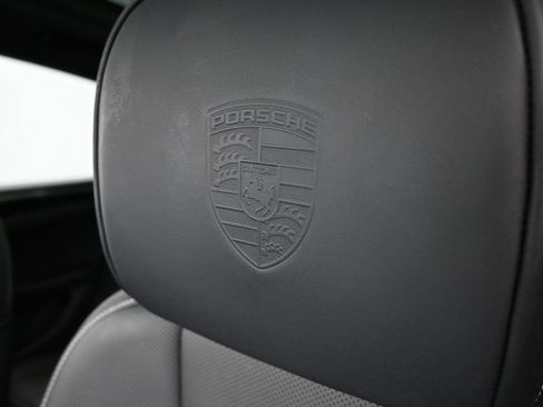 Certified 2025 Porsche Macan AWD/4WD image 11