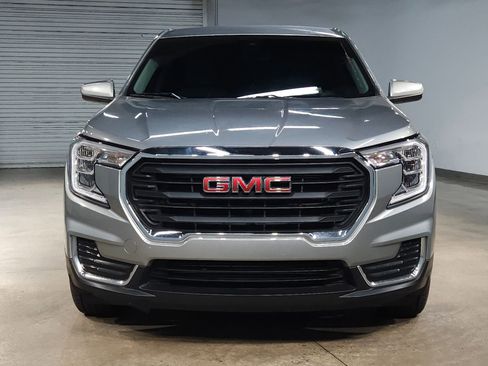 Used 2023 GMC Terrain SLE image 2